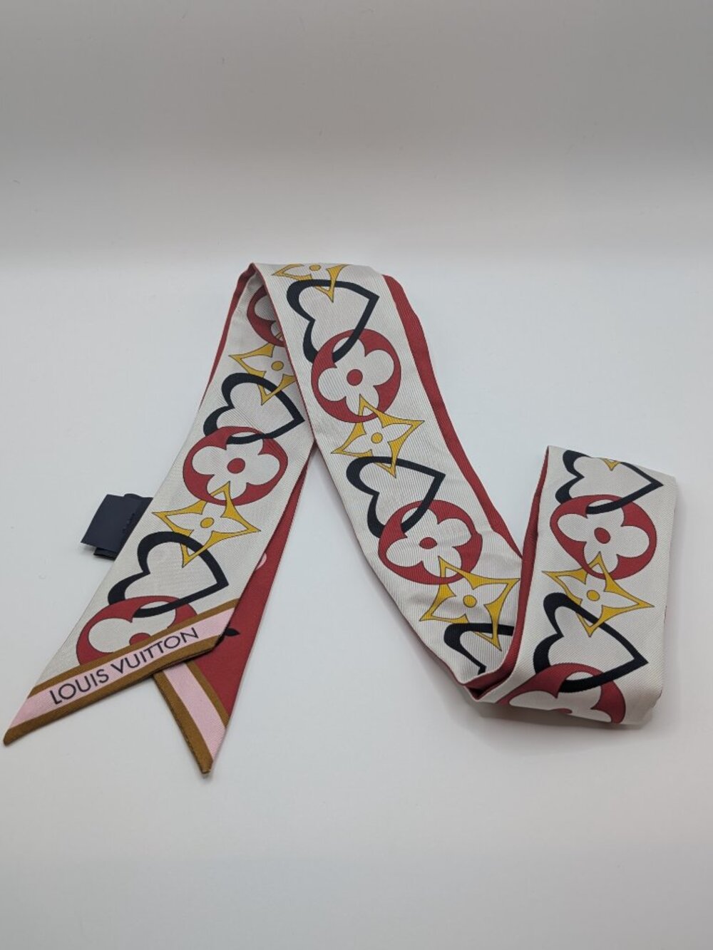 Louis Vuitton Bandeau BB Silk Scarf | My True LV Heart Monogram | Red & White - Picture 3 of 8